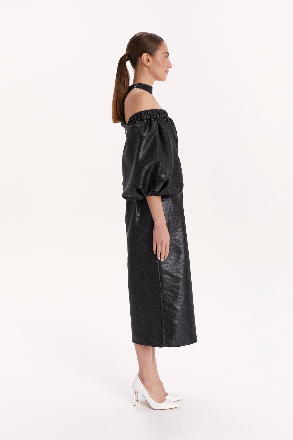 JUMPSUIT WITH OFF-SHOULDER NECKLINE AND CHOKER